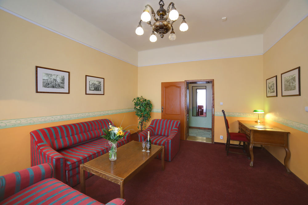 Hotel Kavalir Karlovy Vary Kültér fotó