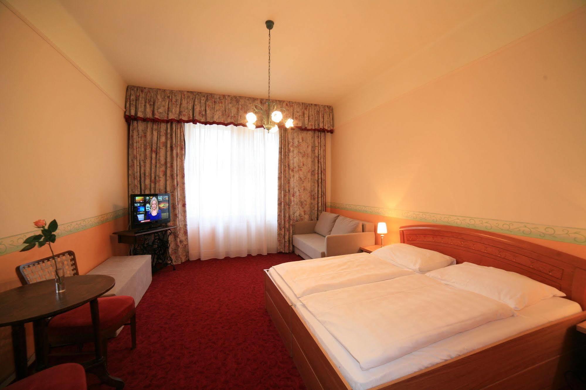 Hotel Kavalir Karlovy Vary Kültér fotó